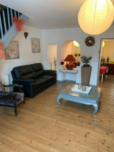 Saint-Cere Apartment | SUPERBE TRIPLEX MEUBLÉ TOUT CONFORT HYPER CENTRE ST CÉRÉ 3 CHAMBRES WIFI 120 M2 8 pers max