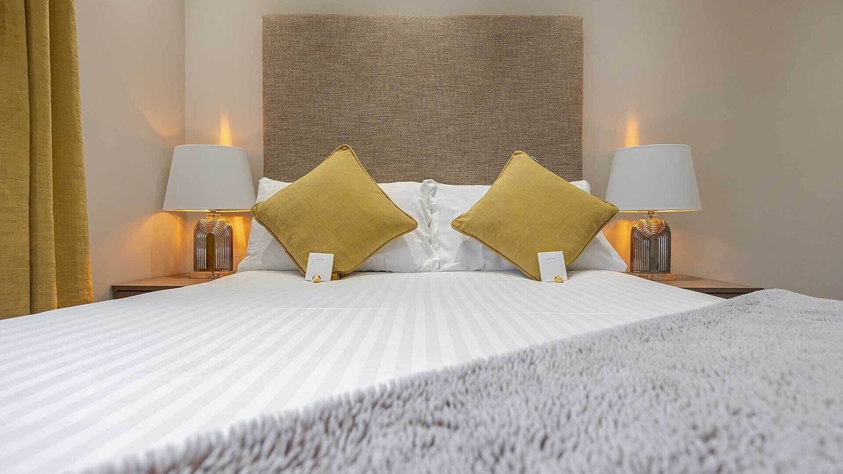 Falkirk Apartment | Superior Ensuite Apartment Queen Street