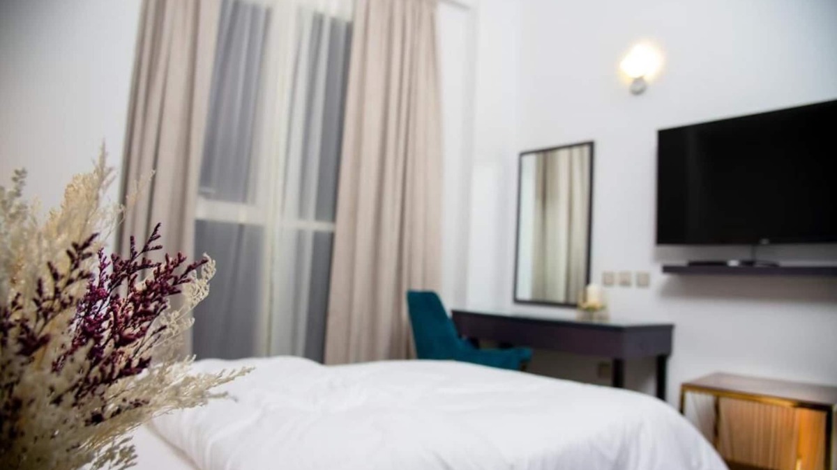 Naif House | Superior Room Near Pak Darbar Restaurant By Luxury Bookings