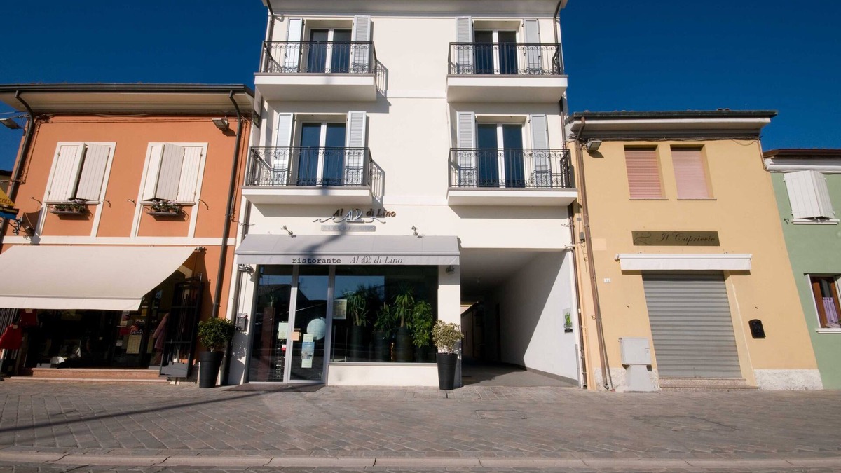 Cesenatico Bed & Breakfast | Superior room with balcony overlooking the canal port of Cesenatico