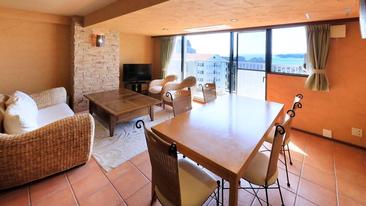 Katsuura House | Superior room with living room and kitchen Twi / Katsuura Chiba
