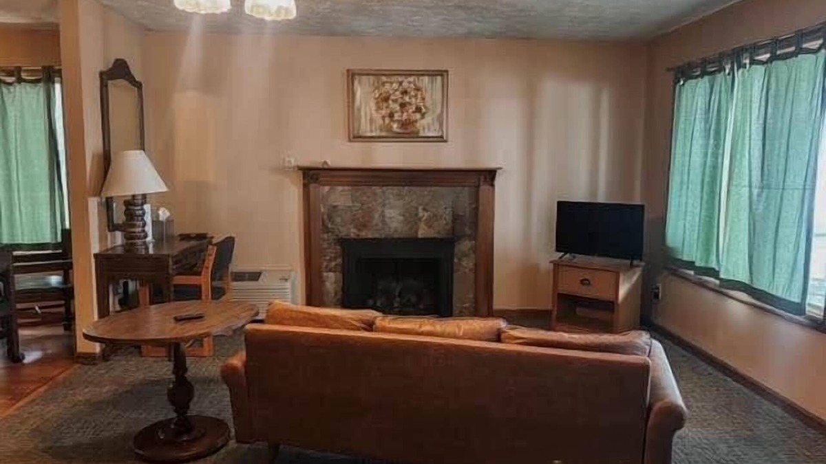Golconda House | Superior Two Bedroom Retreat w/Full Kitchen for the Family