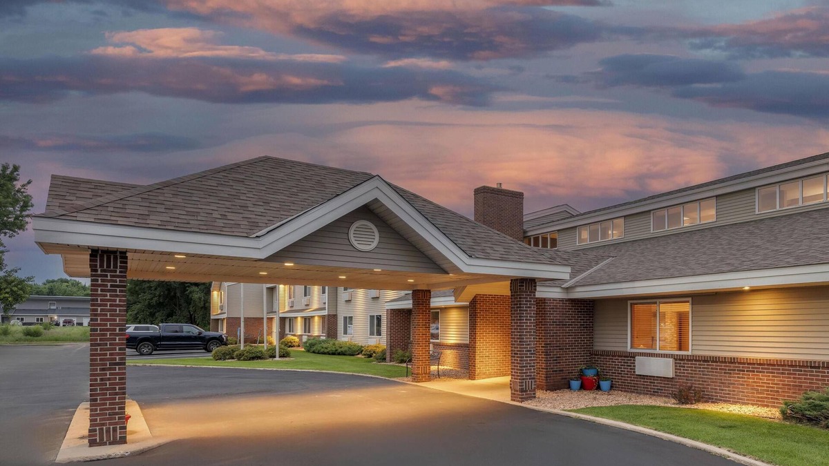 Litchfield Hotel | SureStay Plus Hotel by Best Western Litchfield