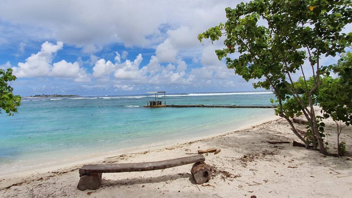 Thulusdhoo Island House | Surf Deck