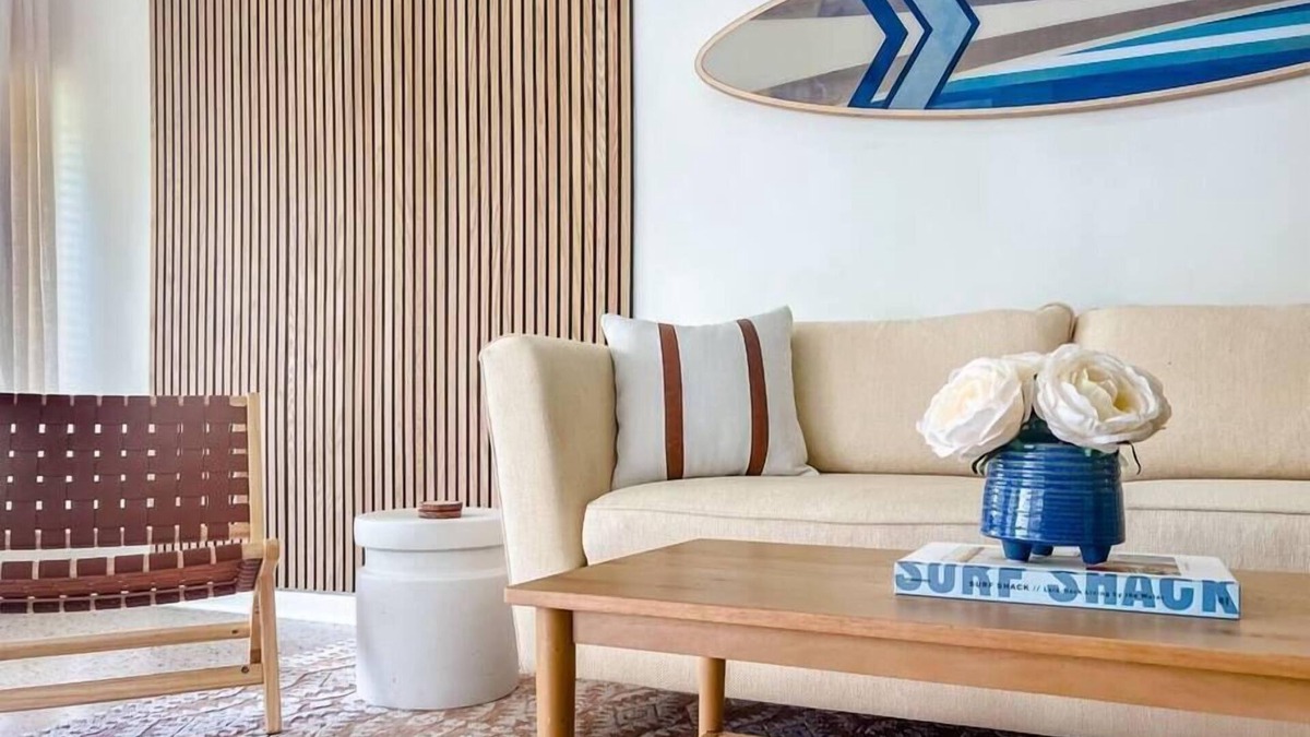 Jupiter House | Surf Shack! Pool table! Fire Pit! 10 min to beach!