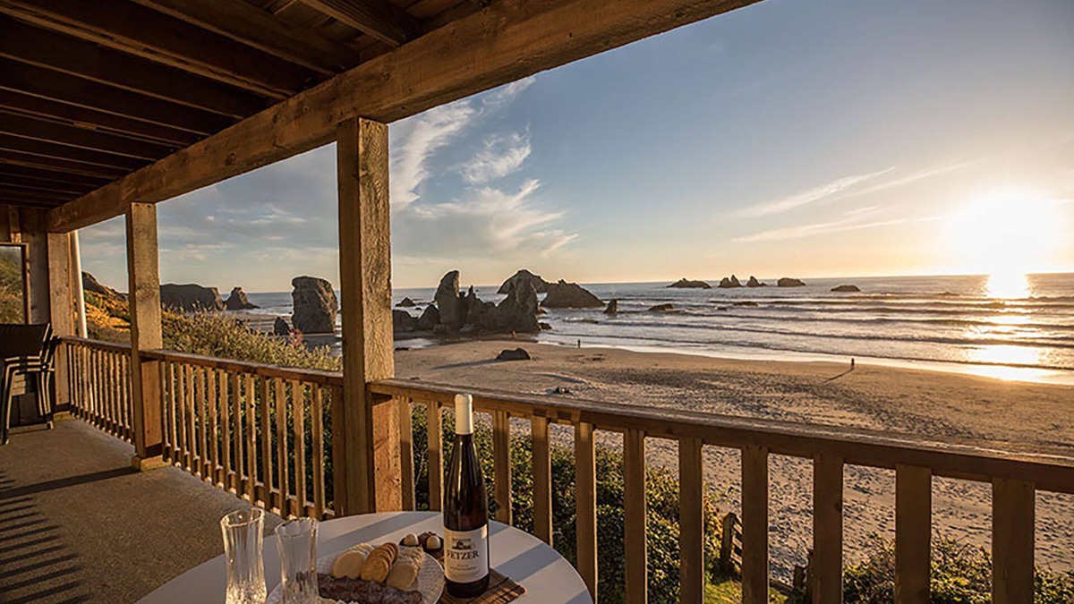 Bandon House | Surf Song: Amazing ocean views of Face Rock Beach with private beach access