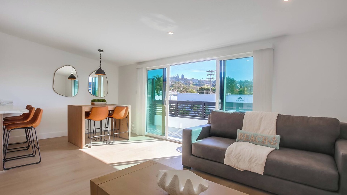 Country Club Apartment | Surf Spot 1 - beautiful 1 bedroom apartments walking distance to Windansea Beach