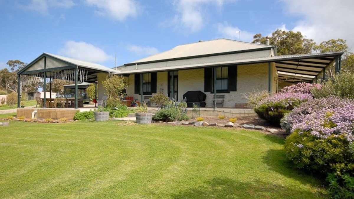 Middleton House | Surf & Turf Glenford Farm House-Pet Friendly-Wi-Fi