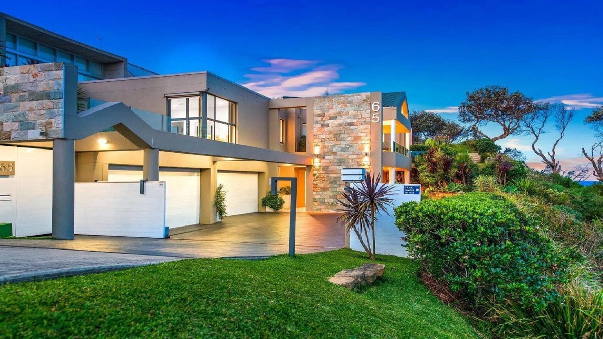 Forresters Beach House | SURFSIDE 65 AT FORRESTERS BEACH - UNINTERRUPTED VIEWS WITH SOLAR HEATED POOL AND HOT JET- SPA