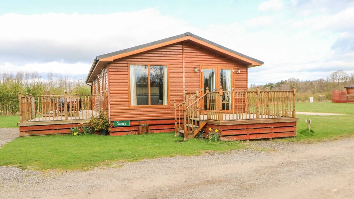 Kiplin Cottage | SURREY LODGE, pet friendly, character holiday cottage in Kiplin