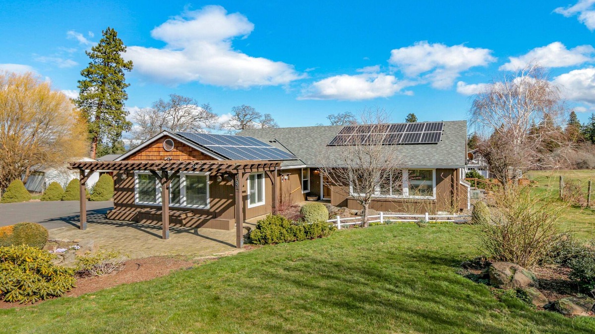 Hood River House | Surround Yourself With The Farm Land But Close to Town, Quiet, Peaceful, Idyllic!