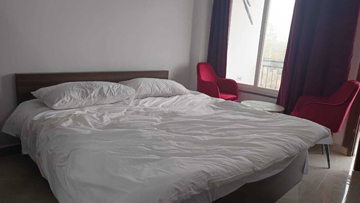 Sat Bari House | Sustainable & Spacious two unit of 3BHK in a Chateau in New Delhi. Pet Friendly!