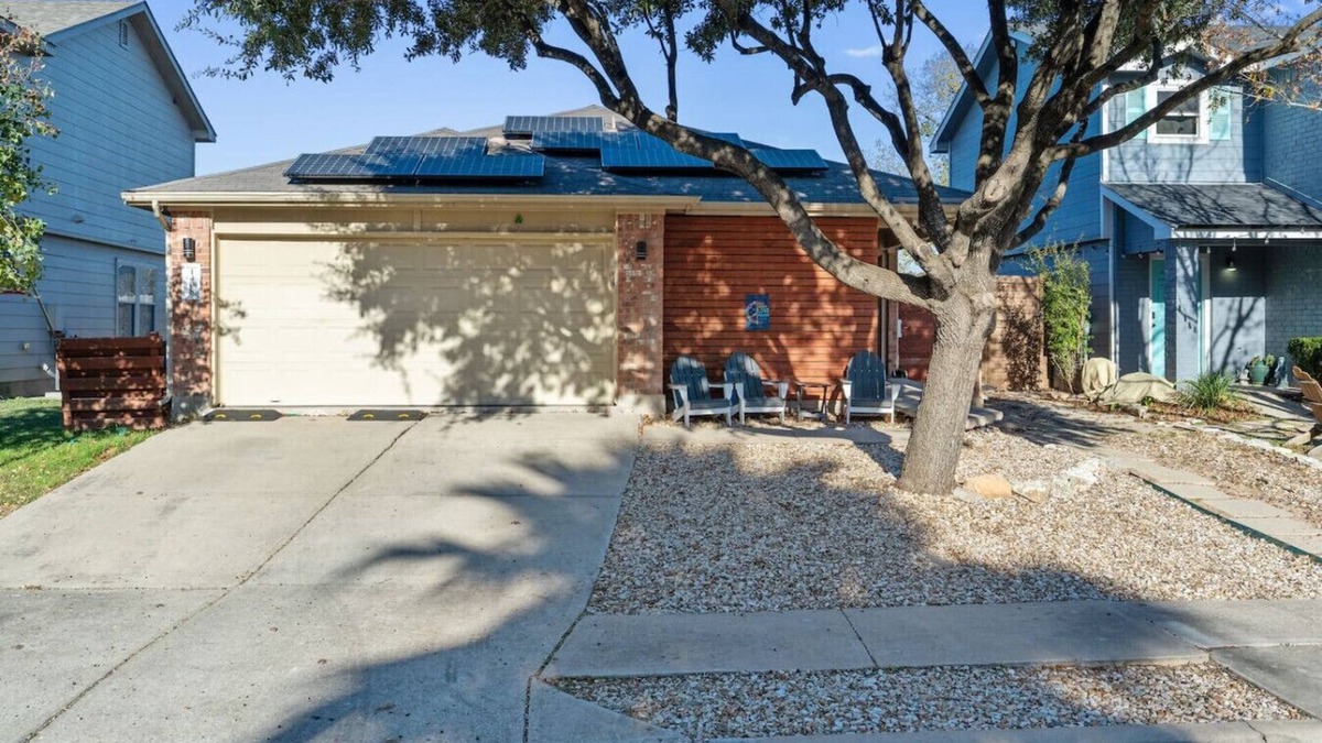 Montopolis House | Sven's Castle Games 5 miles to downtown ATX