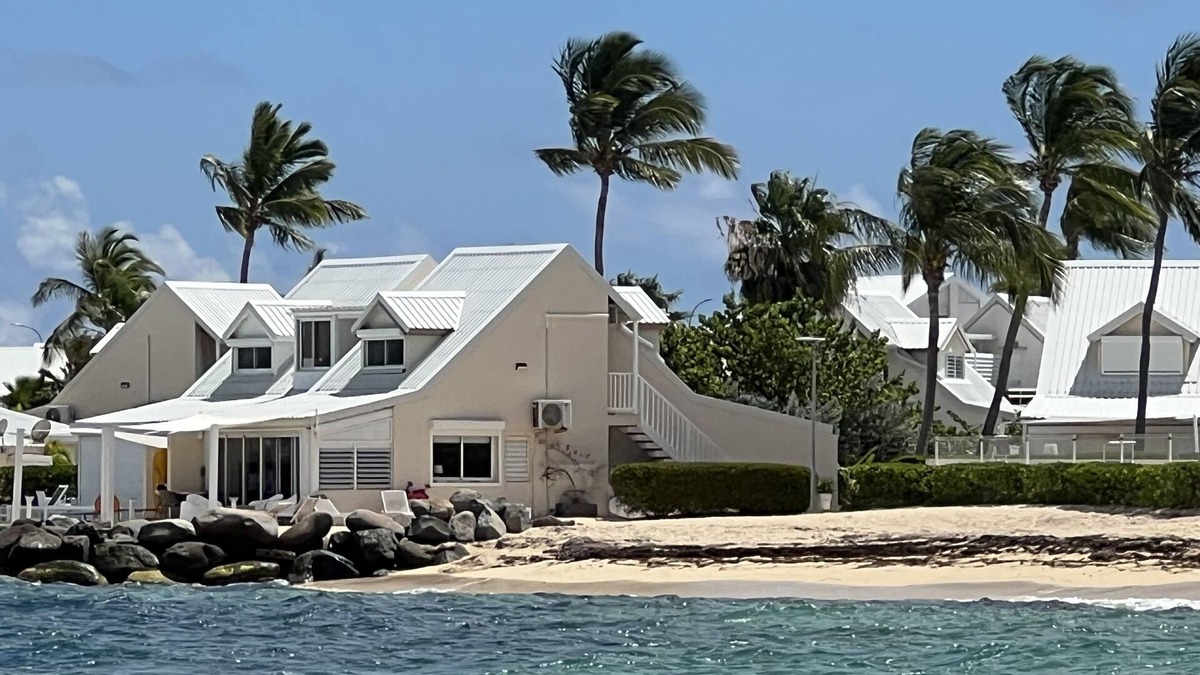 Nettle Bay House | Sweet Home SXM Baie Nettlé Feet in the water on the beach