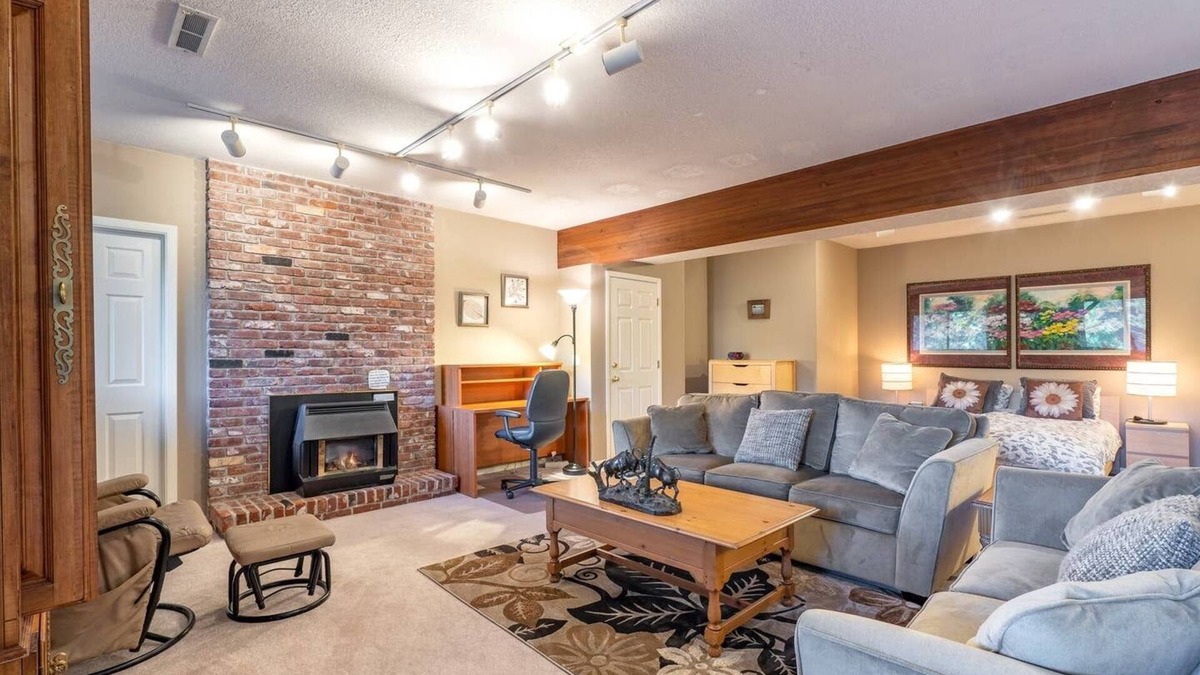 West Hills Apartment | SW Quiet Neighborhood with Territorial View. 10 min to town. Sleeps up to 8
