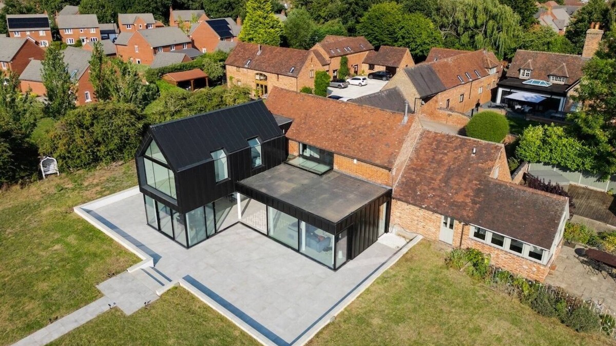 Rugby House | Swallow Fields Old Barn | Elegant Luxury Barn by Eason Stays