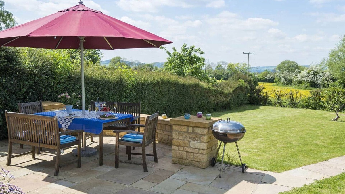 Broadway Cottage | Swallows Rest Cottage - sleeps 6 guests in 4 bedrooms