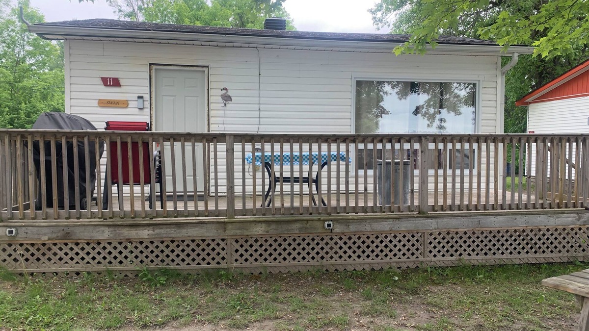 Lavigne Cottage | Swan #11 Graceland Cottages