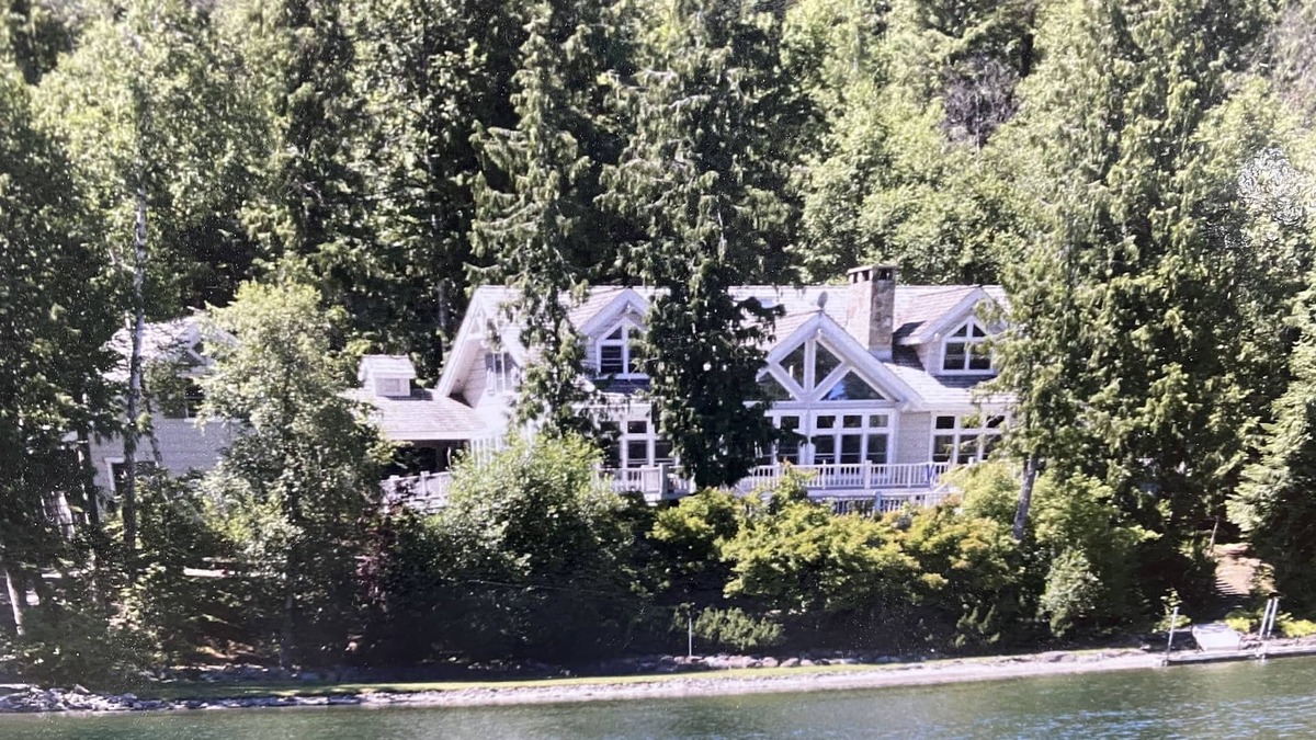 Bigfork House | Swan Lake House - 6 Bed 6.5 Bath - Sleeps 12 - 200 ft ON WATER Heated Driveway