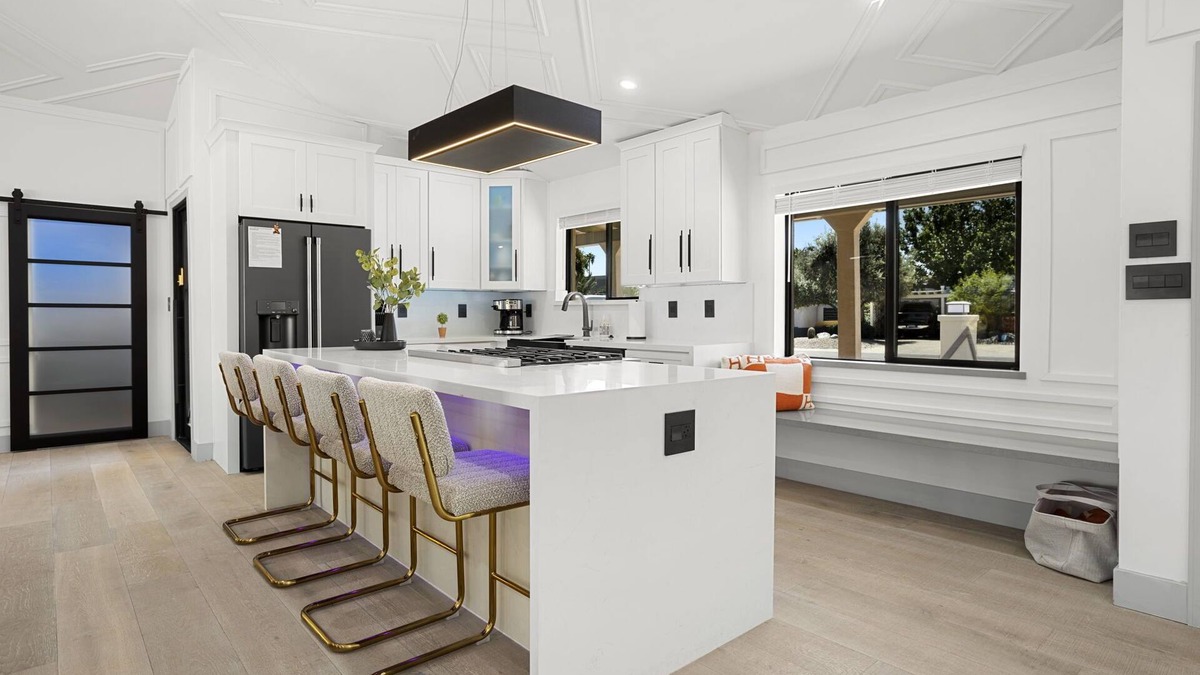 Peaceful Valley House | SWANKY MODERN 4BR/3BA WITH POOL&HOT TUB IN OLD TOWN