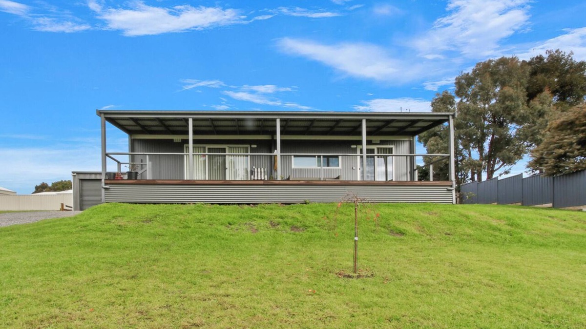 Metung House | Swans View in Metung