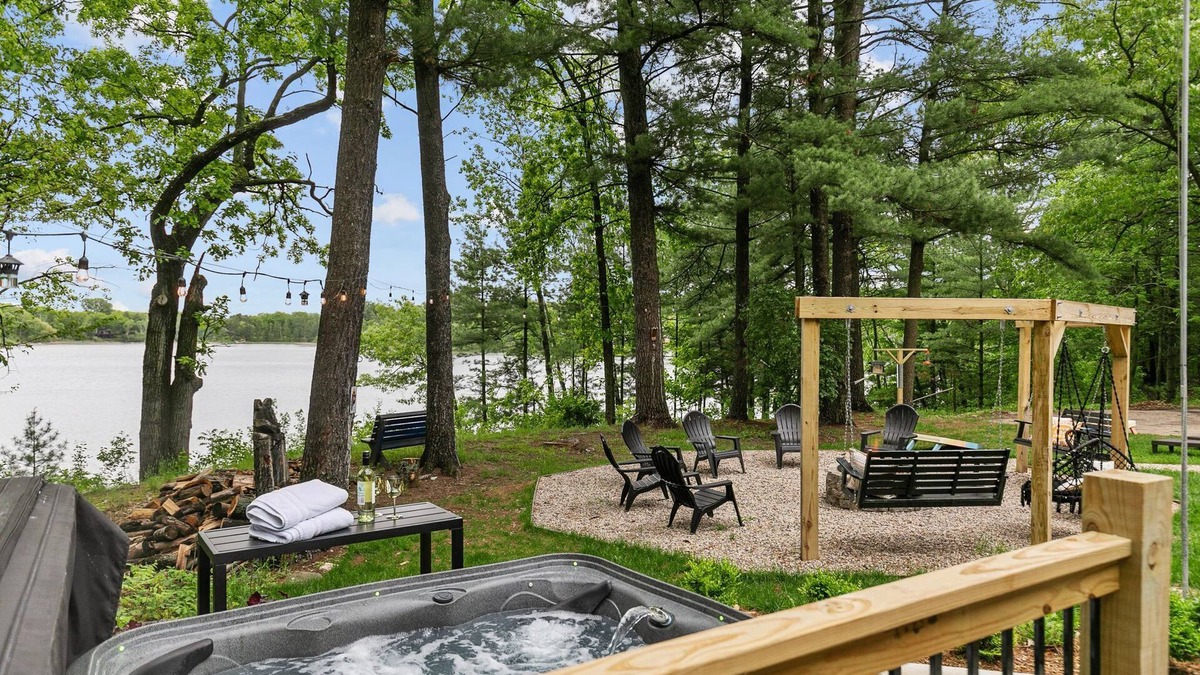 Wautoma House | Sweater Weather- Hot Tub, SUPs, Fire, & Chill Spot