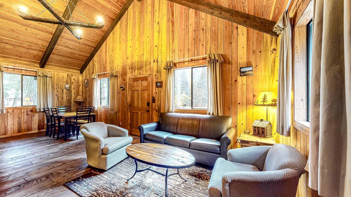 Joseph House | Sweet alpine cabin with mountain views & fireplace - walk to tram & Wallowa Lake