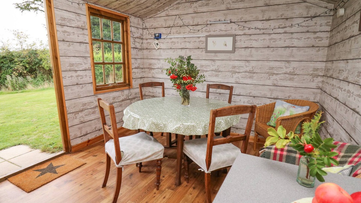 Llanfihangel Tal-y-llyn Cottage | Sweet Briar Shepherds Hut