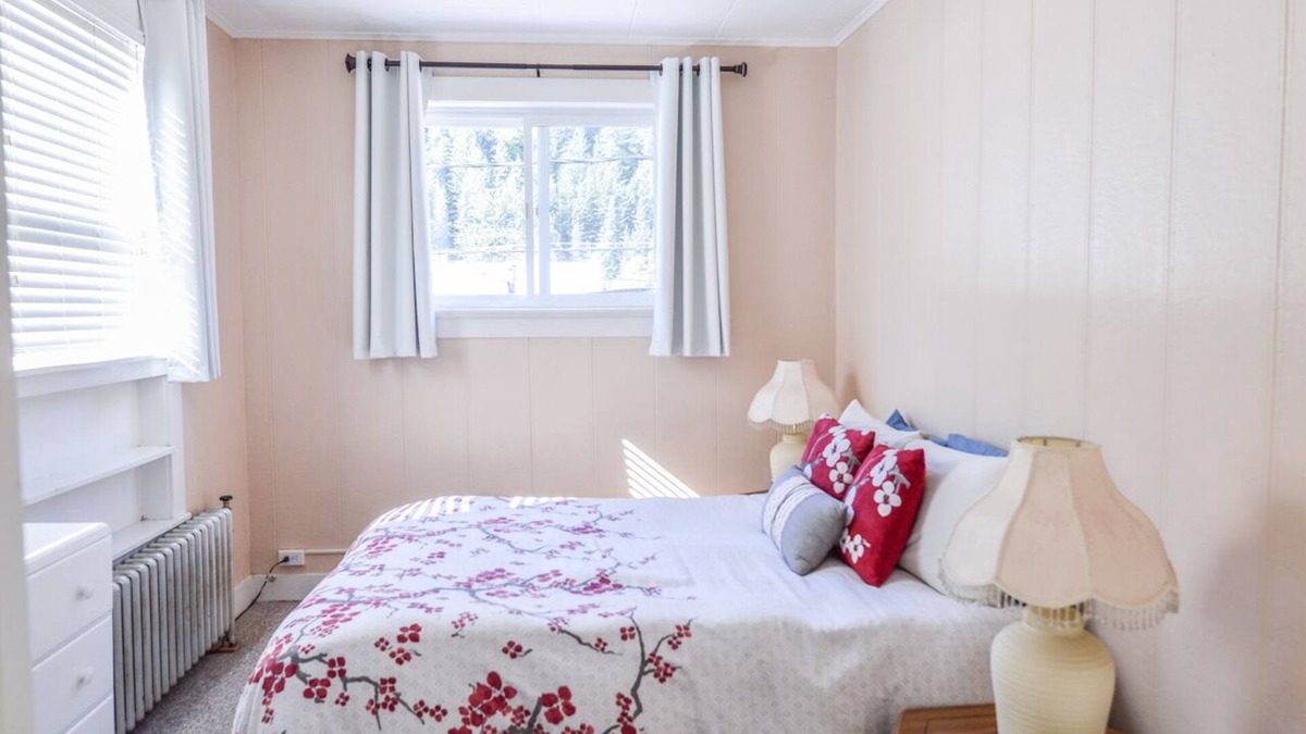 Seward Apartment | Sweet Little Apartment in Historical Downtown Seward