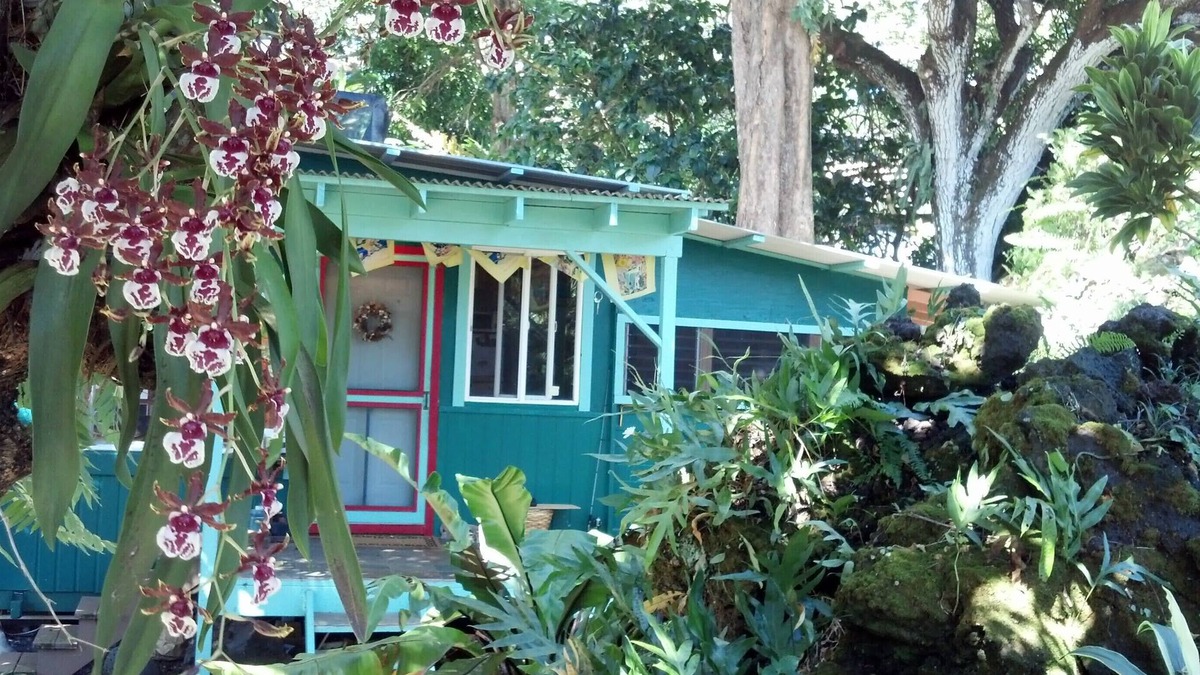 Puna Palisades Cottage | SWEET SPOT STAY-ENCHANTING GROTTO-Walk to the Beach and Warm Ponds Nearby