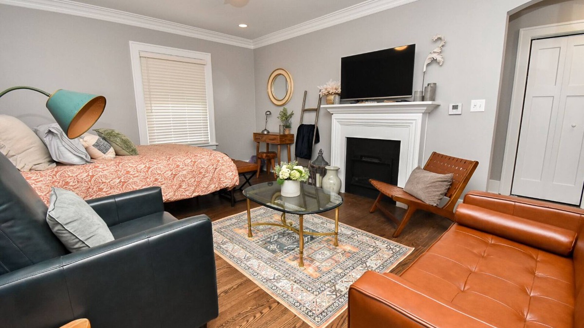 Peoria Heights House | SweetiePie Studio in the Heights-Steps from Everything!