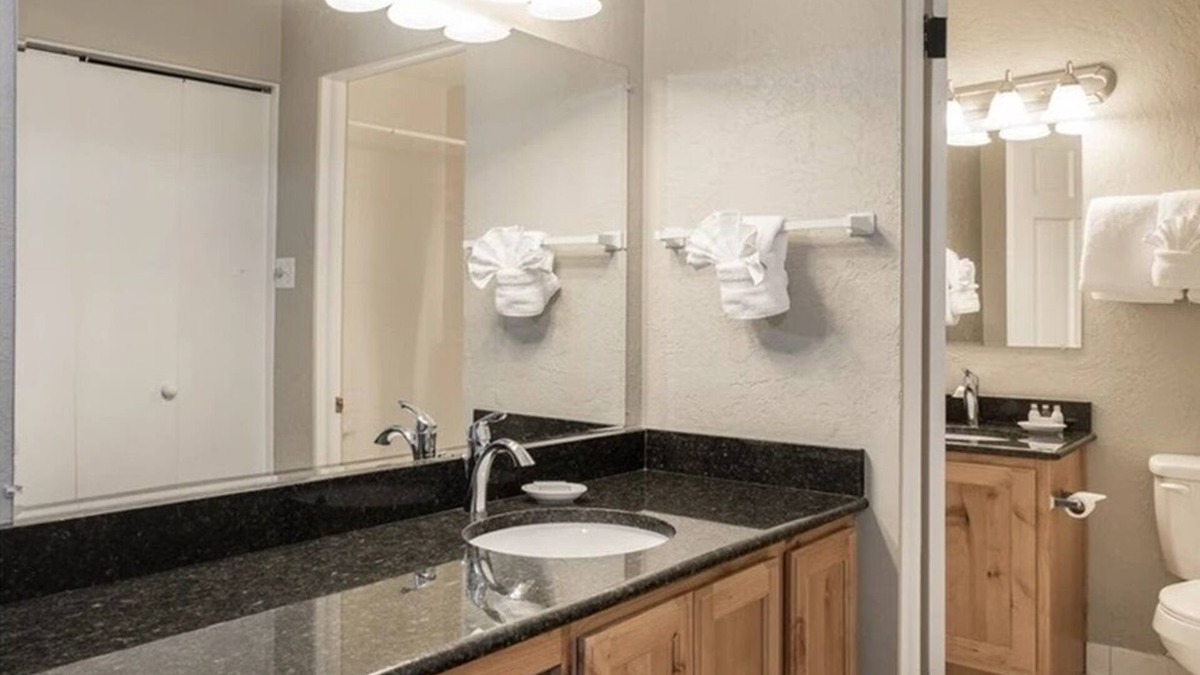 North Park City Cabin | Sweetwater Lift Lodge - Ski in, Ski Out - Heated Indoor Pool and Spa and Gym