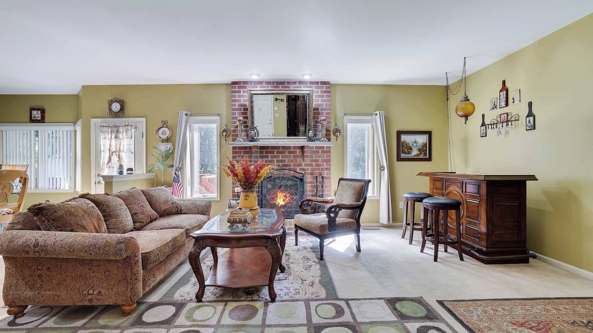 Swiftwater House | ‼️Swiftwater 4BR Home with Fireplace & Backyard