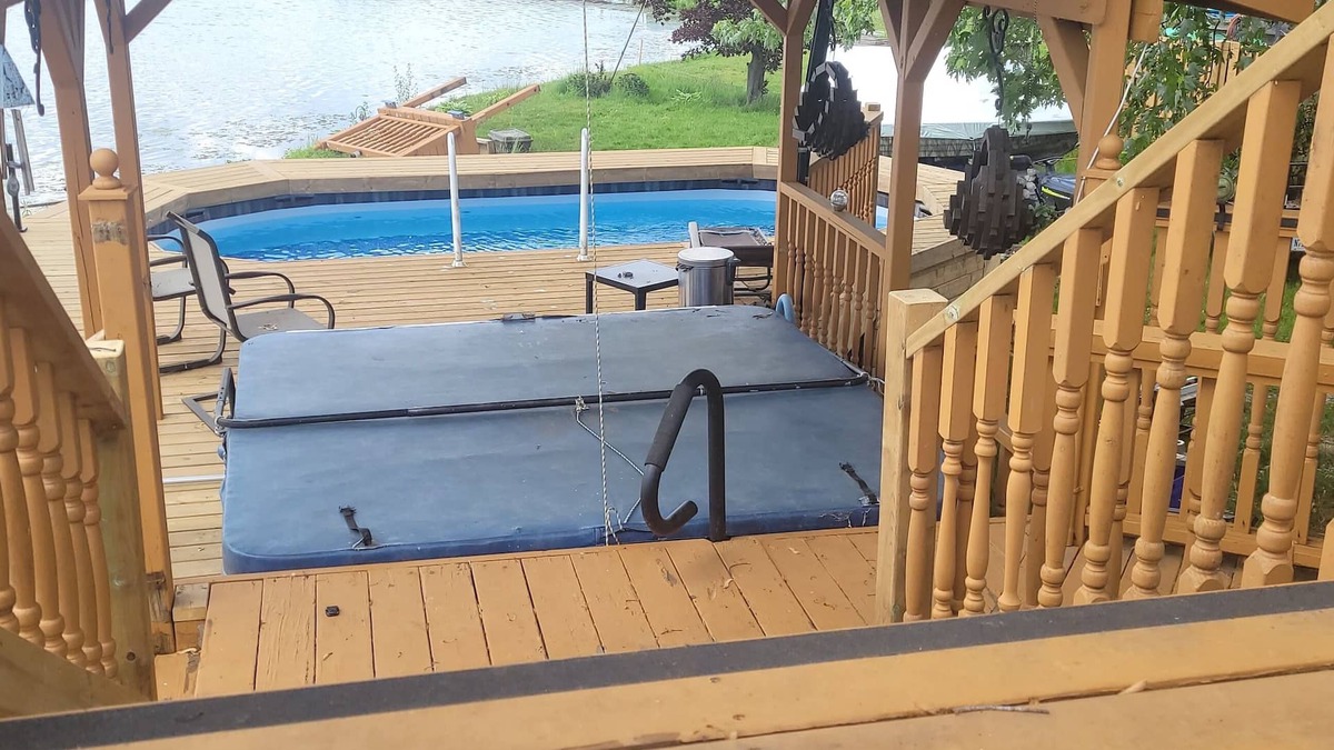 Springwater Cottage | Swim, Soak & Golf Retreat on Orr Lake