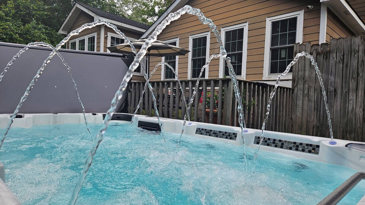 East Side House | Swim-Spa, 75" TV 4Movie Nights, Close2Downtown/Walk2 Restaurants/Shops, Sleeps16