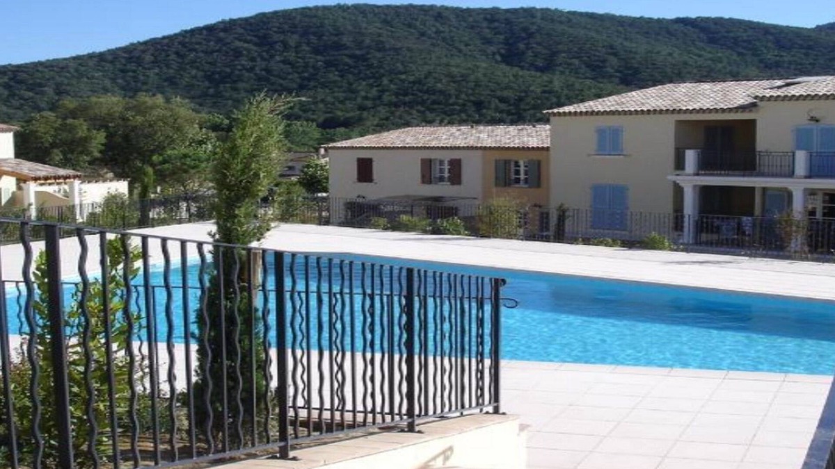 La Mole Villa | Swimming pool and private garden with full internet access