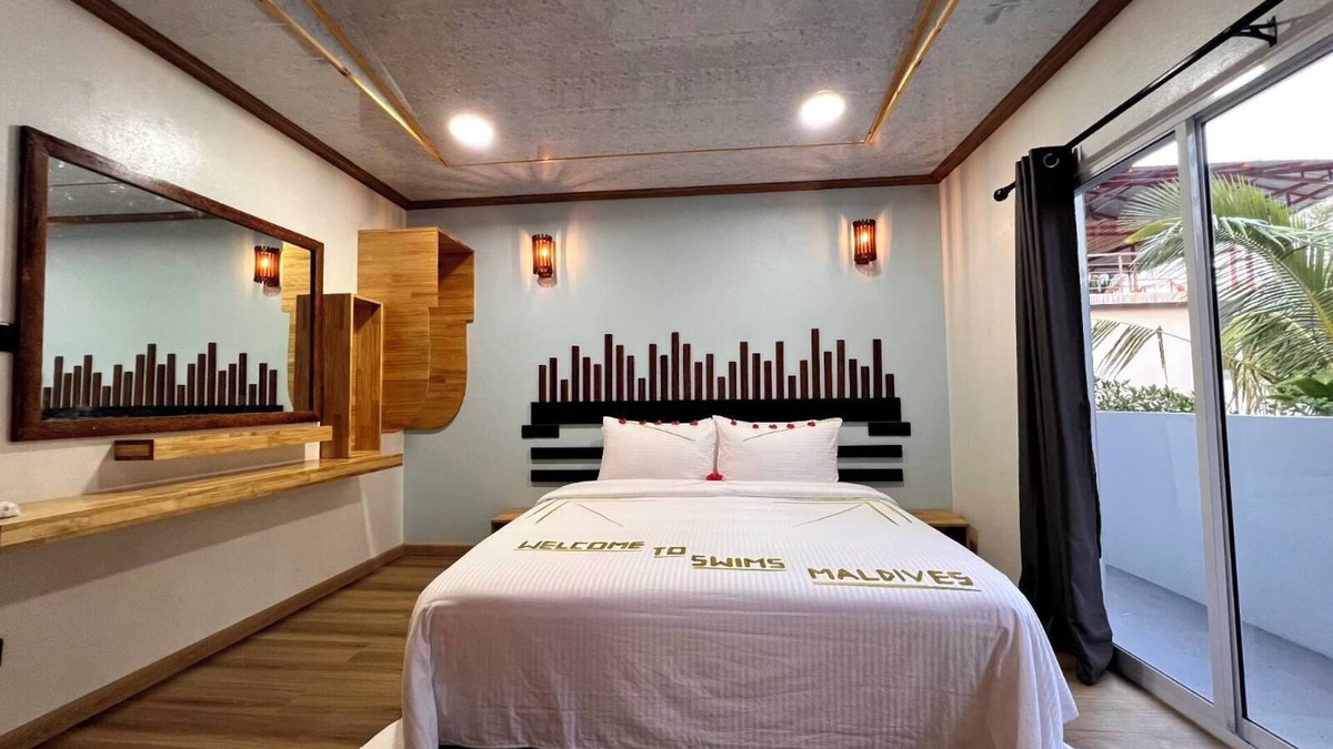 Omadhoo House | swims maldives