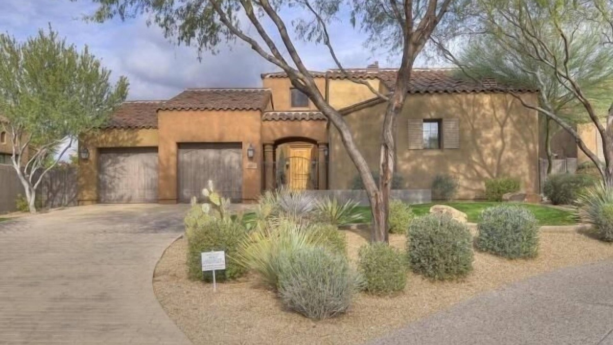 Talon Retreat House | 'SWINGING BRIDGE' Gated, Golf Course Home.