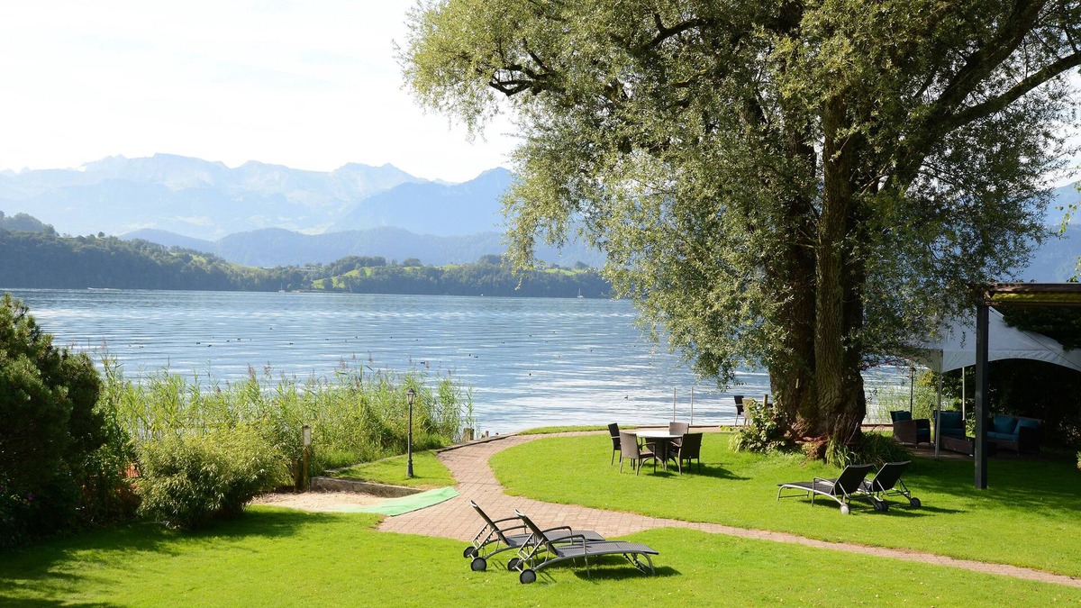 Merlischachen House | Swiss-Chalet Merlischachen - Historik Chalet-Hotel Lodge