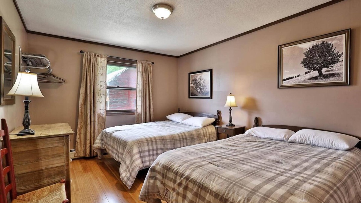 Pittsfield Hotel | Swiss Farm Inn - RM10 "Ovation" 2 Double Beds