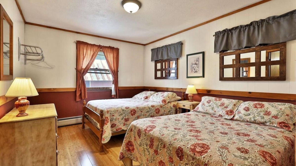 Pittsfield Hotel | Swiss Farm Inn - RM11 "Snowshed" 2 Double Beds