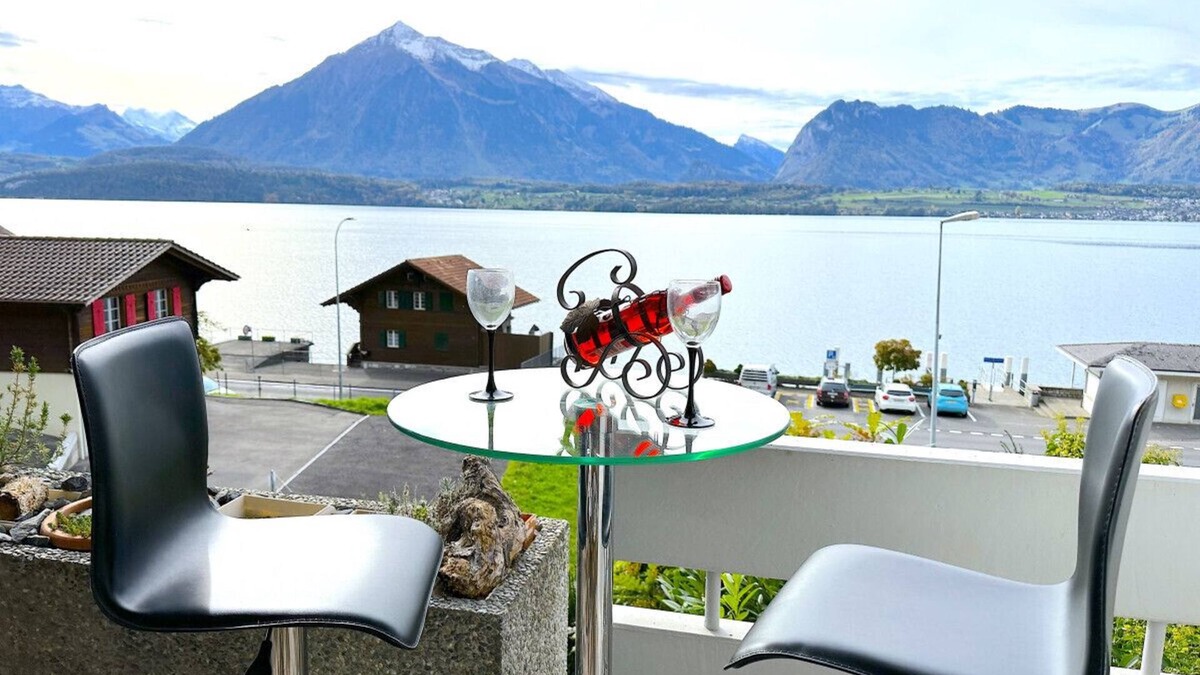 Oberhofen am Thunersee Apartment | SwissHut Stunning Views Alps & Lake - Apart. Oberländer