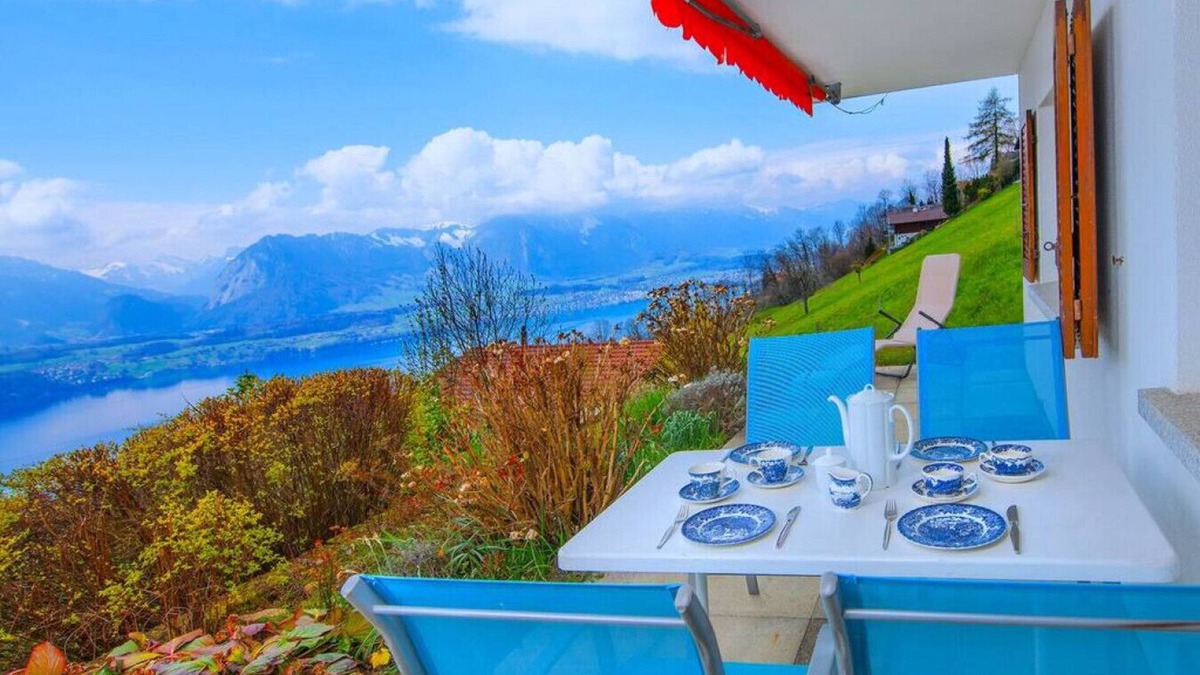 Aeschlen ob Gunten Apartment | SwissHut Stunning Views Alps & Lake - Apart. Lena Down