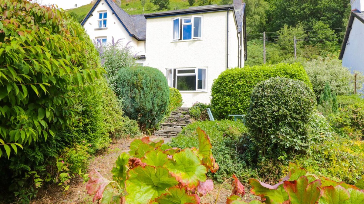 Glyndyfrdwy House | SWN Y COED, family friendly, character holiday cottage in Glyndyfrdwy