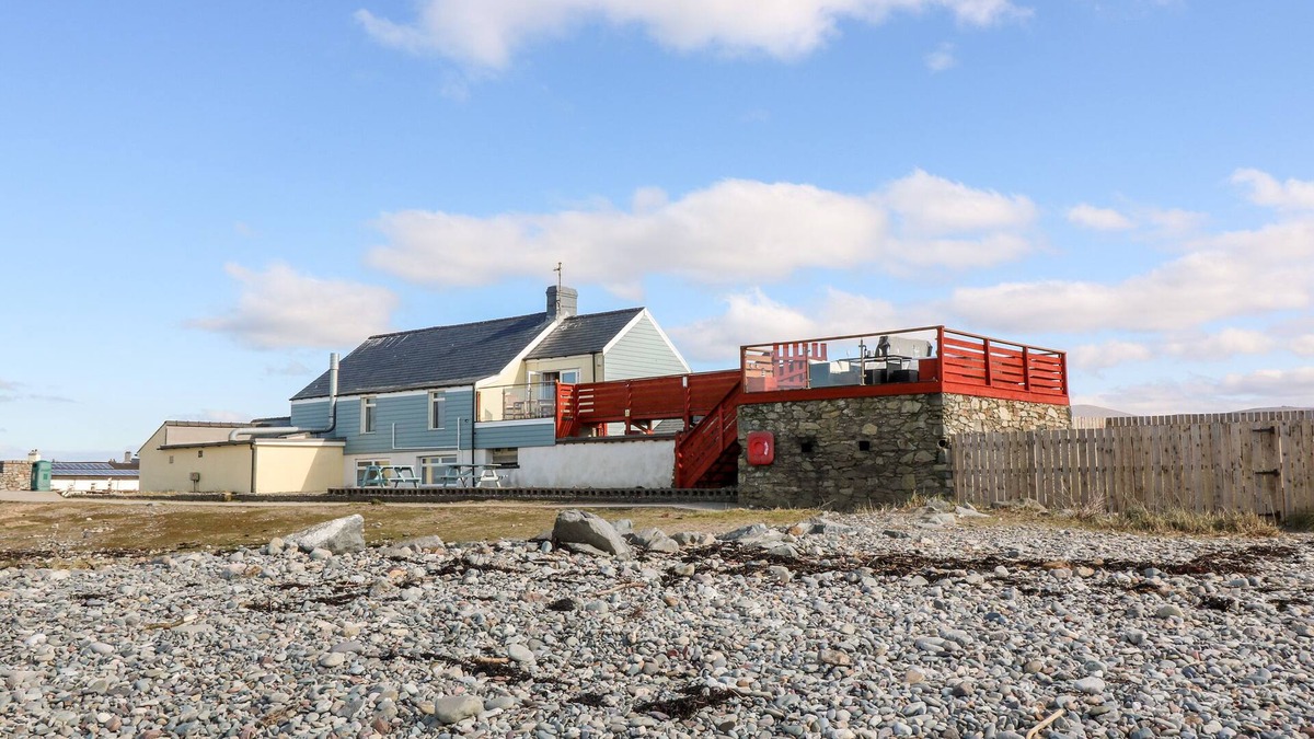 Dinas Dinlle Cottage | SWN Y MOR, family friendly, with hot tub in Dinas Dinlle