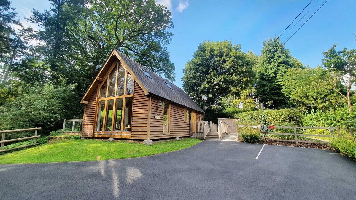 Battle Cabin | Swn Y Nant lodge with hot tub Brecon