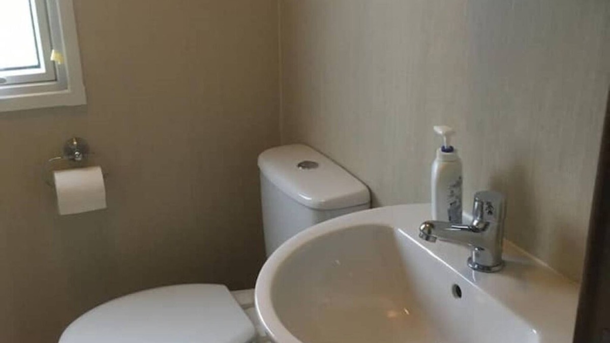 Rhoshirwaun House | Sychnant 4 berth caravan with stunning views.