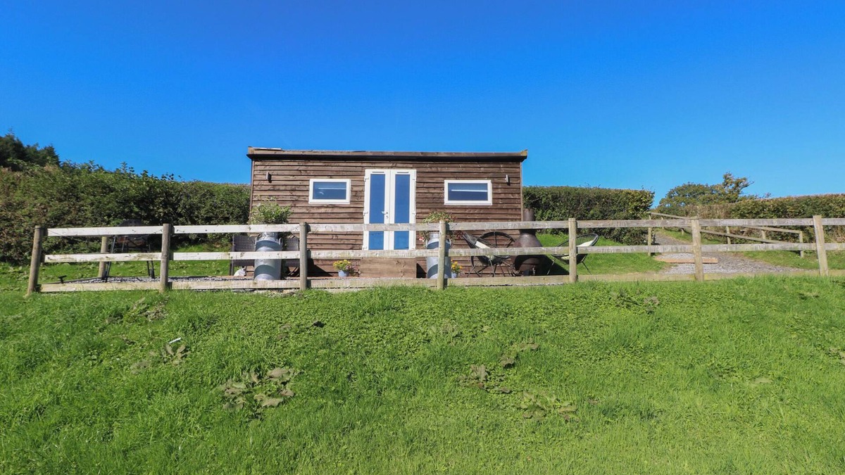 Llanedy Cottage | SYCHNANT FARM RETREAT, with a garden in Pontarddulais