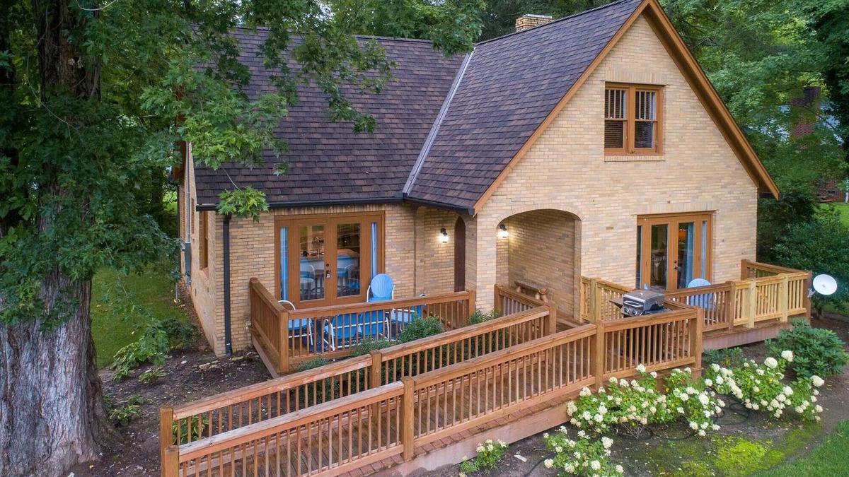 Sylva House | Sylva Stroll - Quaint, Historic, Mountain Home in the Heart of the Downtown