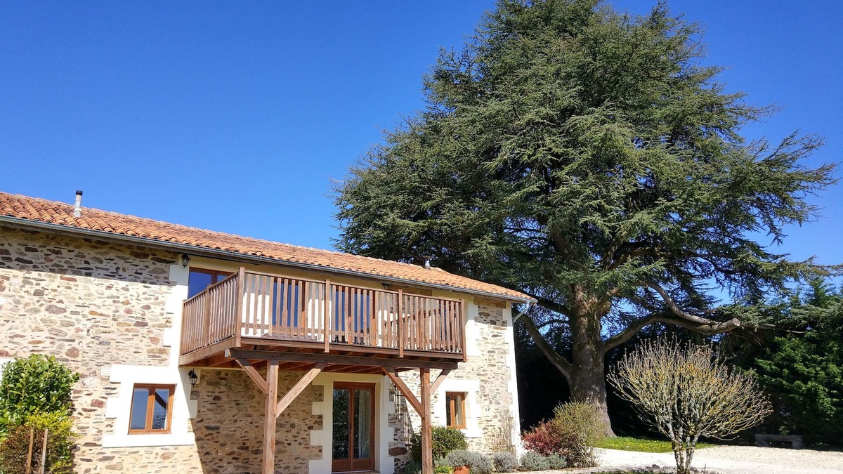Le Lindois Cottage | Sympathetically renovated haybarn with pool, large garden, playpark & gym